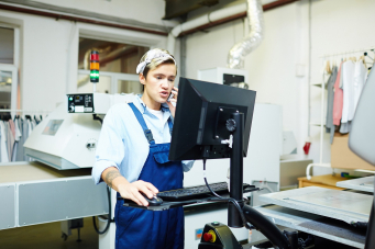 Femme travaillant dans un atelier