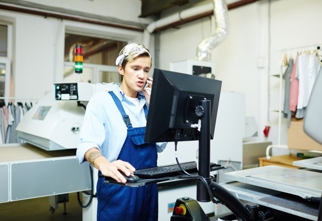 Femme travaillant dans un atelier