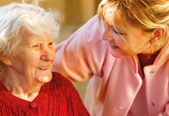 Une personne vient en aide à une personne âgée
