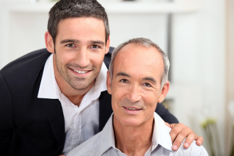 Photo médecin patient souriant