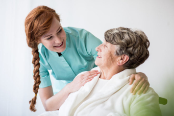 Une personne âgée accompagnée d'une jeune femme 