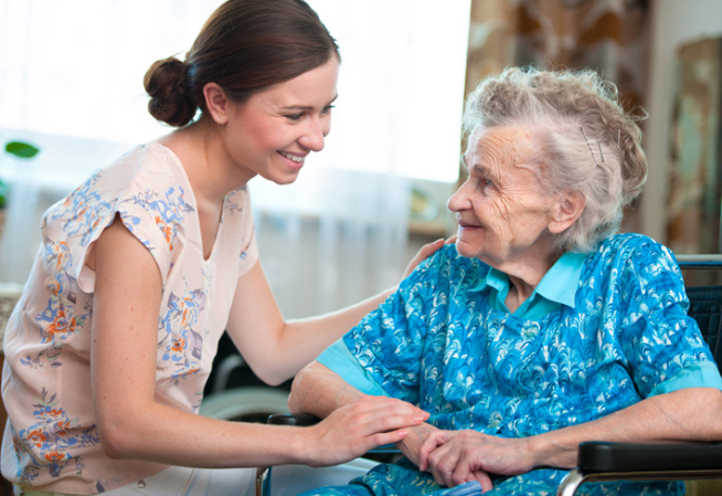 Une personne âgée accompagnée d'une jeune femme