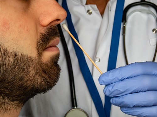 Comment faire un test antigénique rapide par prélèvement nasal
