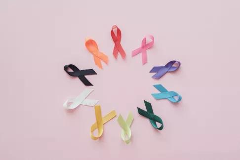 Rubans de différents couleurs représentant la lutte contre les différents cancers