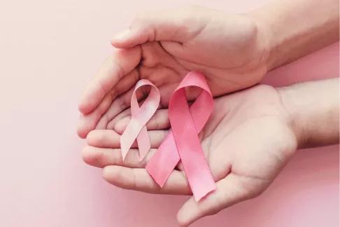 Deux rubans roses symbolisant la lutte contre le cancer du sein
