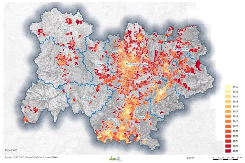 Carte montrant l'évolution en Auvergne-Rhône-Alpes de la colonisation des communes entre 2012 et 2025