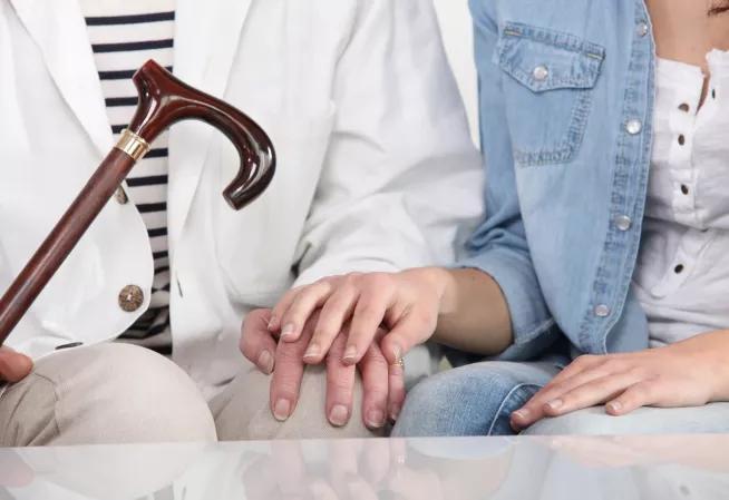 Mains aide personnes âgées