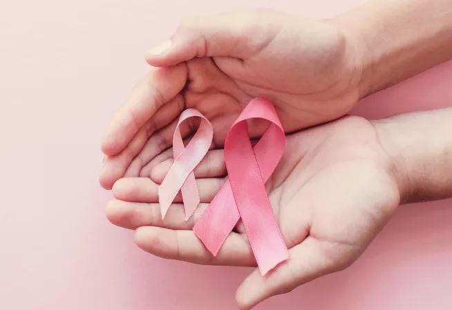Deux rubans roses symbolisant la lutte contre le cancer du sein