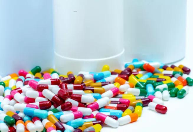Pile de gélules d'antibiotiques