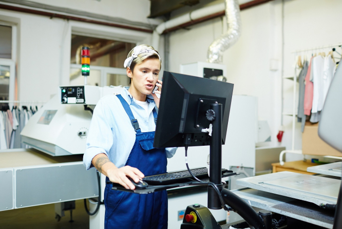 Femme travaillant dans un atelier