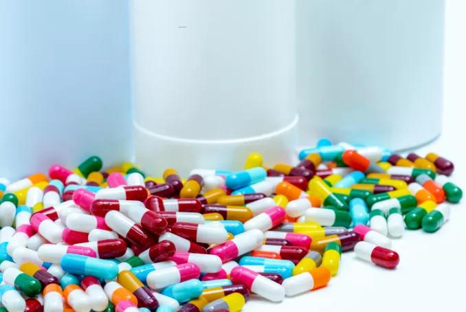 Pile de gélules d'antibiotiques